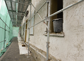 
Für den Außenputz wurde von der Firma conluto in enger Abstimmung mit dem Lehmbauexperten Udo Sartorius eine Mischung aus Kalk, Sand und Kalbshaaren gefertigt. 



