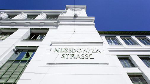 



Die AquaBalance-Technologie gibt´s nun auch für den Renovierungsfall: Mit weber.ton reno lässt sich der Schutz vor Algen- und Pilzbefall auf die Außenfassade streichen. 
