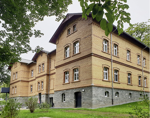 



Wegen ihrer charakteristischen gelben Klinkerfassaden werden die Gebäude der Sächsischen Klinik Rodewisch im Volksmund auch „gelbe Häuser“ genannt. 
