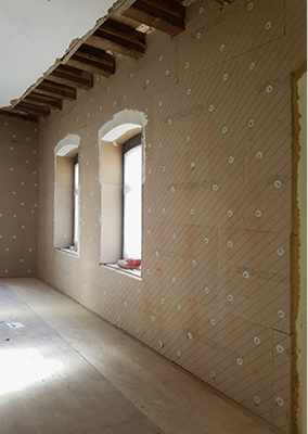 



Die Holzfaser-Dämmplatten wurden direkt auf den Untergrund verschraubt. Eine aufwendige Unterkonstruktion war nicht nötig. 
