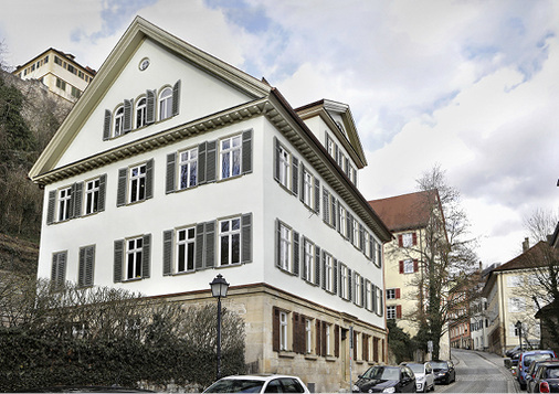 
Im Einklang mit dem Denkmalamt entschieden die Baubeteiligten, für die energetische Sanierung der Fassade des für Tübingen stadtgeschichtlich bedeutenden Kulturdenkmals einen Aerogel-Dämmputz aufzubringen. Die zuletzt gelb bis ockerfarbene Oberfläche mit vertikalem Kammzug aus den 1930er-Jahren wurde denkmalgerecht durch einen feinen Kratzputz in zartem Grünton ersetzt. 



