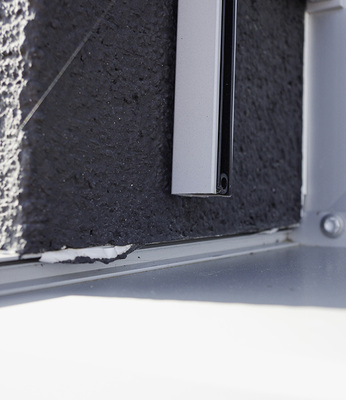 



4
 Bei einem unsachgemäßen Fensterbankanschluss mit starrem Bordprofil … 
