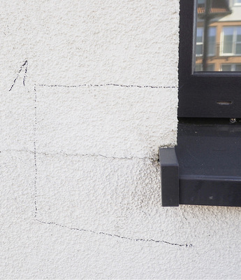 



5
 … fehlt es an einem Dehnungsausgleich und infolge der thermischen Spannungen kommt es zu Putzrissen. Die Folge sind Feuchteschäden im Dämmsystem. 
