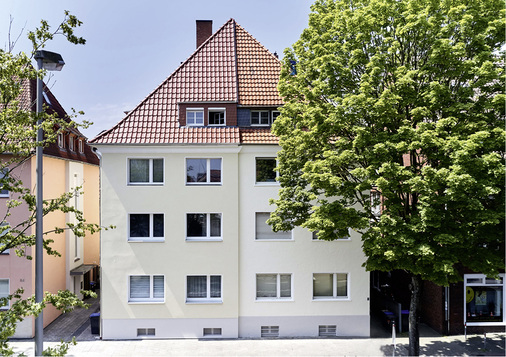 



1
 Das Beispiel der beiden Doppelhaushälften aus Münster zeigt: Mit dem geeigneten WDVS bleiben Kubatur und Anmutung der Architektur ohne negative Folgen für die Gestaltung. Der linke Gebäudeteil wurde mit dem System weber.therm circle gedämmt. 
