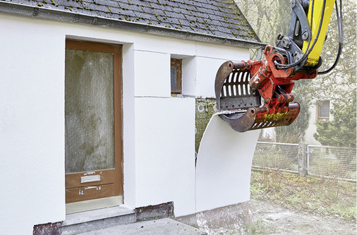 



5
 Der Elchtest für das erste rückbaubare WDV-System weber.therm circle: Dank Separationsschicht lässt sich die Putzschicht problemlos mit einem Greifbagger von den Mineralwolledämmplatten ablösen.
