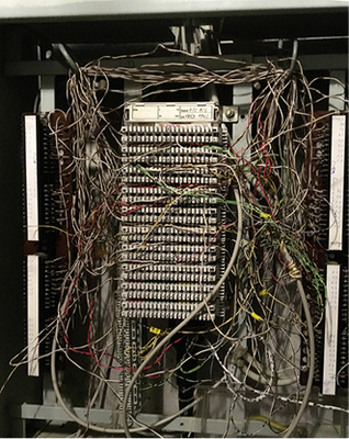 



5
 Der Kabelwirrwarr in den Schaltschränken sowie ein fehlendes Anlagenschema erschweren Wartung und Reparatur. Wie sollen Dritte nach Ablauf des Vertrages hier noch durchblicken?
