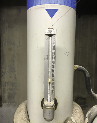 



6
 Analoges defektes Thermometer: Der Nutzer hat keine Chance für die Kon-trolle der anliegenden Temperaturen.
