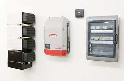 



Die Switch Box (rechts) arbeitet mit dem Wechselrichter Fronius Symo Hybrid (Mitte) zusammen. Der Batteriespeicher MyReserve (links) bleibt beim Umschalten auf Notstrom unterbrechungsfrei aktiv.
