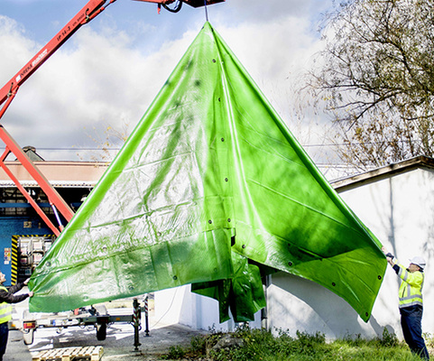 



Mit den Sepa Profi Schutz- und Dachplanen können Dachdecker schnell ein Notdach mithilfe des Baukrans errichten.
