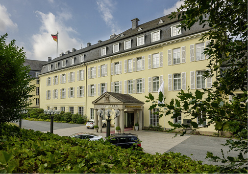 <p>
Der neobarocke, repräsentative Bau des Hotels Petersberg diente der Bundesrepublik Deutschland lange als Gästehaus. Zahlreiche Prominenz aus aller Welt gab und gibt sich hier die Klinke in die Hand. 
</p>

<p>
</p> - © Ives Paduch Fotografie

