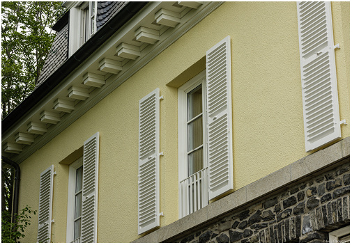 
Die Arbeiten an den 5000 m
2
 umfassenden Fassadenflächen nahmen mehr als zwei Jahre in Anspruch. Abschließend strichen die Handwerker den Putz zweimal mit Keim Soldalit in Ockergelb. 



