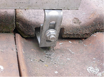 



3
 Dachziegel mit nicht mehr als nötig ausgefräster Fußrippe. 
