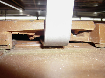 



4
 Bei diesem Falzziegel sind die Ausnehmung der Rippen und Falze zu groß. 
