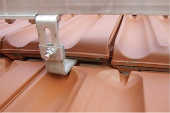 



5
 Hier erfolgte die Anpassung des Ziegels an falscher Stelle. Der Ziegel „sitzt auf“ und rastet nicht mehr in die Falzung ein, was die Regensicherheit erheblich einschränkt.
