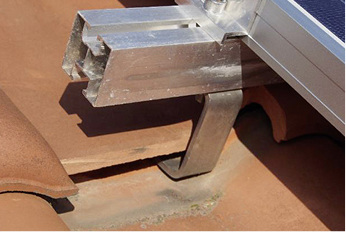 



6
 Für die Montage dieser Solaranlage wurde der Ziegel sogar gekürzt und somit die Fußrippe komplett entfernt. Auch hier ist die Regensicherheit nur noch sehr bedingt gegeben. 
