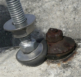 



9
 Verschraubung der Solaranlage unmittelbar neben einem deutlich gealterten Befestiger der Wellplatten.
