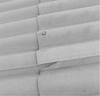 



10
 Diese Wellplatten sind nicht fachgerecht montiert und eignen sich nicht zur Belegung mit einer Solaranlage: Die Randabstände der Befestiger sind zu gering, Fehlbohrungen wurden nicht nachträglich abgedichtet, die Überdeckung beim Eckenschnitt ist zu gering.
