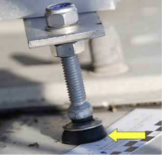 



11
 Ungenügender Anpressdruck: Der Maßstab lässt sich zwischen Wellplatte und Dichtung schieben.
