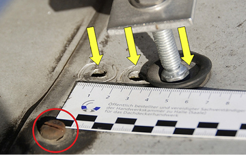 



12
 Undichtigkeiten durch Entlastung (roter Kreis) und Fehlbohrungen (Pfeile).
