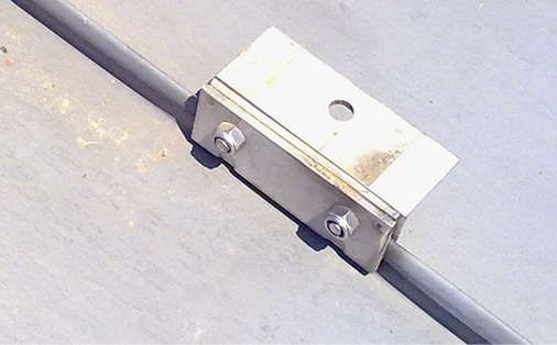 



13
 Nur scheinbar erfüllt dieser Befestiger für die Solaranlage an der Stehfalzdeckung eines Zinkblechdaches mangelfrei seinen Zweck.
