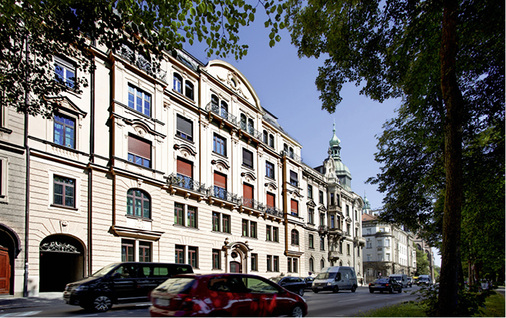 



In zentraler Lage in München finden sich nur wenige denkmalgeschützte Gebäude dieser Qualität – eine entsprechende Herausforderung war die stilgerechte Sanierung.
