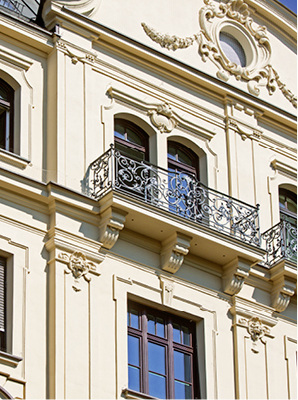 



Die mit Ornamenten verzierte Fassade erhielt neue Holzenster, die dem historischen Original entsprechen.
