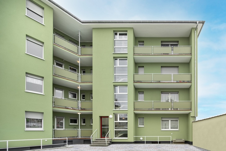 Ein Fassadendämmsystem mit Beschichtungen auf der Basis von nachwachsenden Rohstoffen erhielt die Wohnanlage der BASF Wohnen und Bauen in Ludwigshafen. - © Martin Duckek, Ulm, DE 