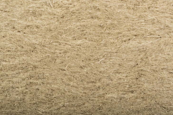 Neben den Wärmedämmeigenschaften resultieren ein guter Schallschutz und ein leistungsfähiger sommerlicher Wärmeschutz aus der Masse und der besonderen Faserstruktur der Dämmplatte.