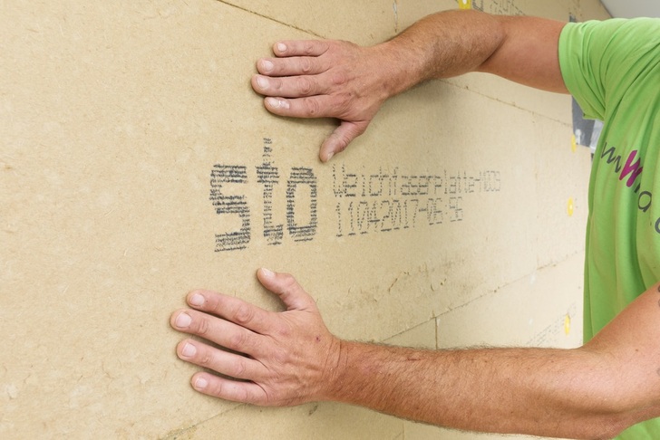 Aufgrund ihres praktischen Formats (1200 x 400 mm) und ihres geringen Gewichts (110 kg/m3) lässt sich die Dämmplatte einfach und zeitsparend handhaben.