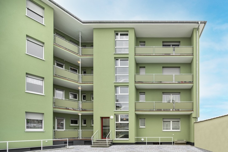 Bei der Sanierung dieses Mehrfamilienhauses in Ludwigshafen kam die neue biomassenbilanzierte EPS-Platte erstmals im Rahmen des nachhaltigen WDVS StoTherm AimS® zum Einsatz.  - © Martin Duckek, Ulm