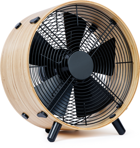 Runder Tischventilator aus Holz mit schwarzen Flügeln und einem Schutzgitter, der auf zwei kleinen schwarzen Beinen steht. - © Carlo Borer