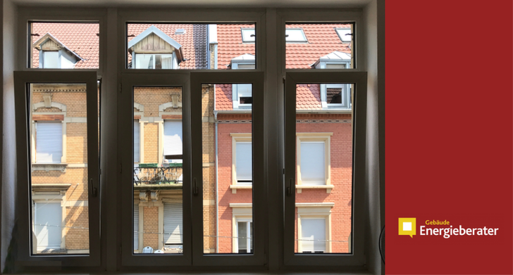 Vier große Fenster mit Blick auf Backsteingebäude; rechts das Logo "Gebäude Energieberater" auf rotem Hintergrund. - © Claudia Siegele