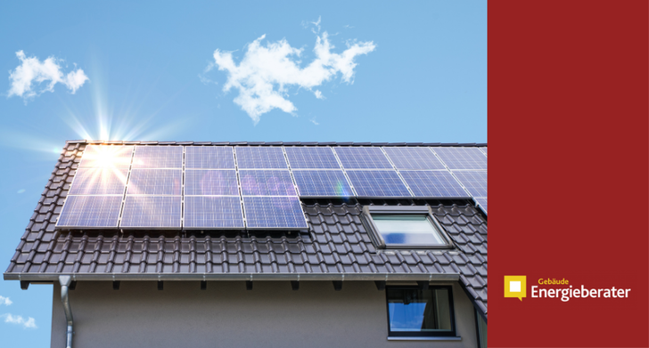Solarmodule auf einem Hausdach leuchten im Sonnenlicht, im Hintergrund sind ein blauer Himmel und Wolken zu sehen. - © Alessandro2802 - stock.adobe.com