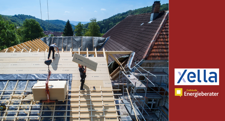 Zwei Arbeiter bringen Dämmplatten auf einem Hausdach an; rechts sind die Logos von Xella und Energieberater zu sehen. - © © Martin Granacher/Gutex