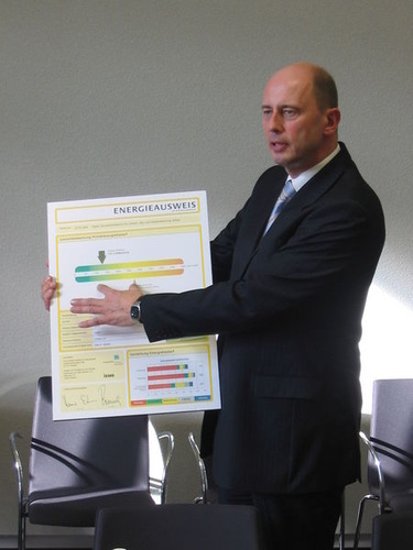 Bundesbauminister Wolfgang Tiefensee erläutert den Energieausweis. - PeFed - © PeFed

