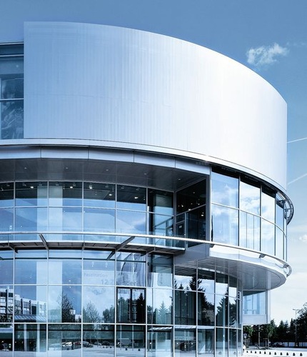 Die Betriebskosten für Gebäude mit großflächigen Glasfassaden können mit KlimaschutzGlas erheblich reduziert werden. - Flachglas MarkenKreis GmbH - © Flachglas MarkenKreis GmbH
