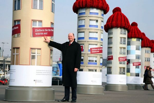 Bundesminister Wolfgang Tiefensee bei der Präsentation der Kampagne zur CO2-Gebäudesanierung (im Februar in Berlin). - BMVBS / Amin Akhtar