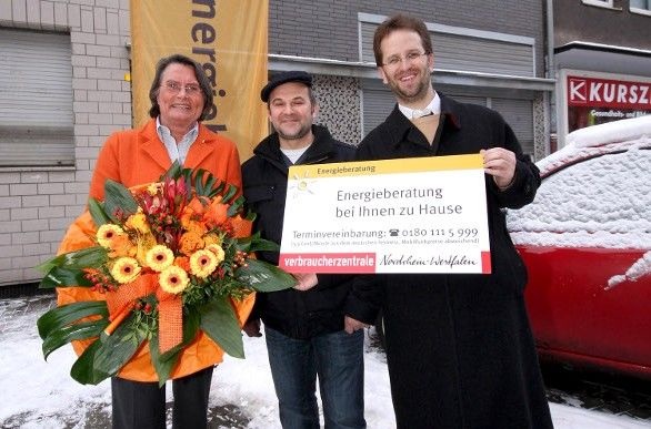 10.000sten Vor-Ort-Energieberatung: NRW-Wirtschaftsministerin Christa Thoben, Hausbesitzer Andreja Cizmar (Mitte) und Klaus Müller, Vorstand der Verbraucherzentrale NRW. - VZ-NRW