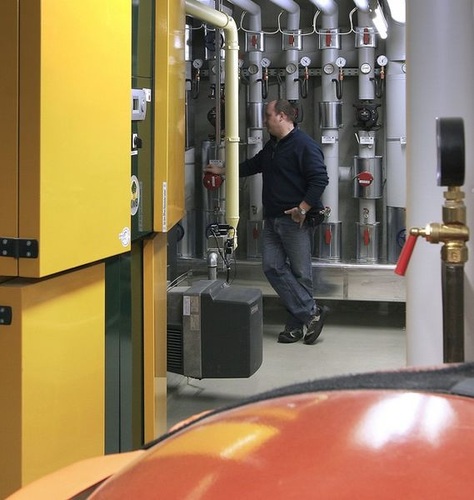 Die KWB Powerfire Pelletheizung leistet 150 kW. (Bild anklicken für weitere Infos.) - KWB Biomasseheizungen