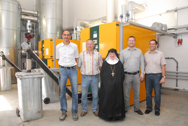 Hackschnitzelheizung im Eichstätter Kloster St. Walburg (v.l.): Georg Renner (Engelhard Haustechnik), Stephan Steib (Ingenieurbüro Kluge), Äbtissin Franzsika Kloos, Daniel Uhlemann (KWB) und ein Experte für Fernwartung. - KWB - © KWB
