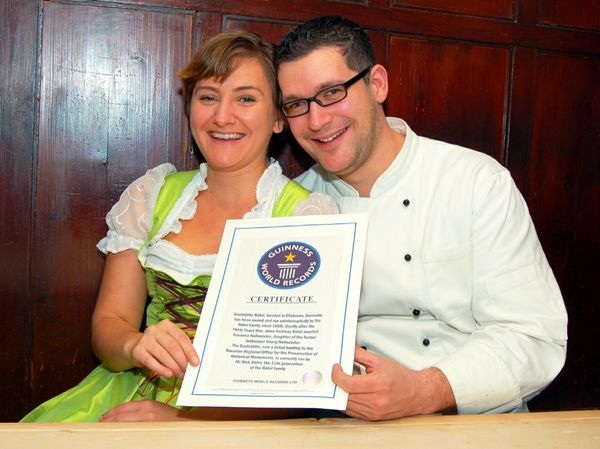 Muk Röhrl und Karin Kutzi haben sich für die Verlässlichkeit von KWB entschieden. - © Marco Schimpfhauser
 Muk Röhrl und Karin Kutzi haben sich für die Verlässlichkeit von KWB entschieden. - Marco Schimpfhauser