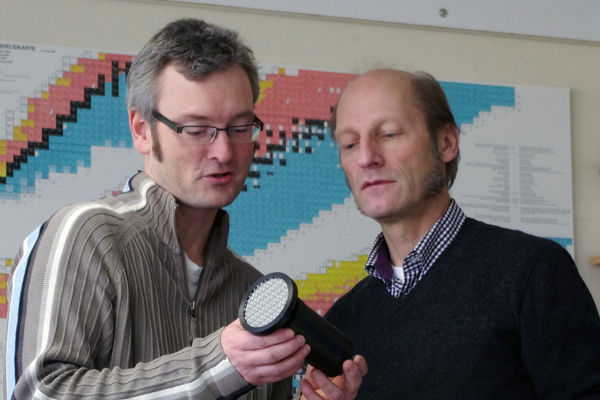 Die Projektleiter Volker Ehret und Prof. Joachim Breckow (v.l.) begutachten den Messkopf eines Alpha-sensiblen Szintillationsmessgeräts. - THM