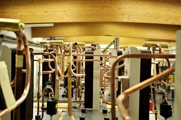 Wärmepumpenfertigung bei Bartl Wärmepumpen in Dornstadt. Werden Wohnungsneubauten überwiegend mit erneuerbaren Energien beheizt, so geschieht dies vor allem mittels Wärmepumpen. - Bartl Wärmepumpen