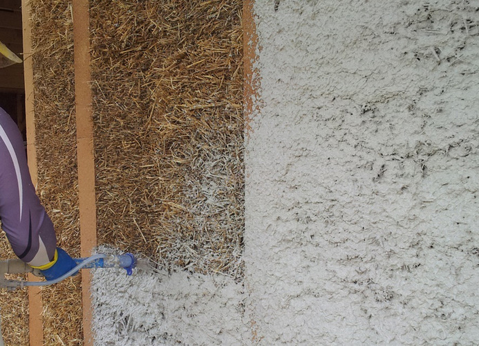 Aufbringen eines Kalkputzes auf eine Strohwand. - Dirk Scharmer