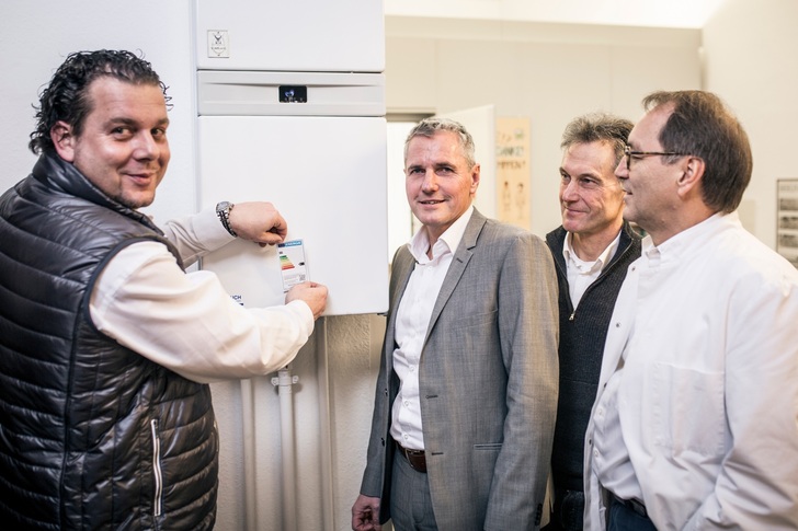 Fachhandwerker Mirko Juricke (Embruch GmbH), Karl-Heinz Backhaus (Vaillant), Dr. Peter Ahmels (Deutsche Umwelthilfe) und Dr. Günther Schellinger (Anlagenbesitzer) (v.l.) haben den ersten Heizkessel mit einem Altanlagen-Etikett versehen. - Vaillant - © Vaillant
