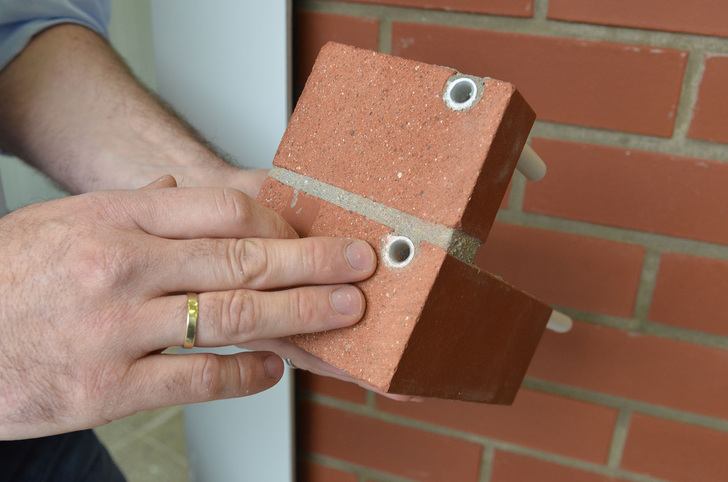 Genutete Klinkersteine mit eingesetzten Mehrschichtverbundrohren. - FH Münster / Pressestelle