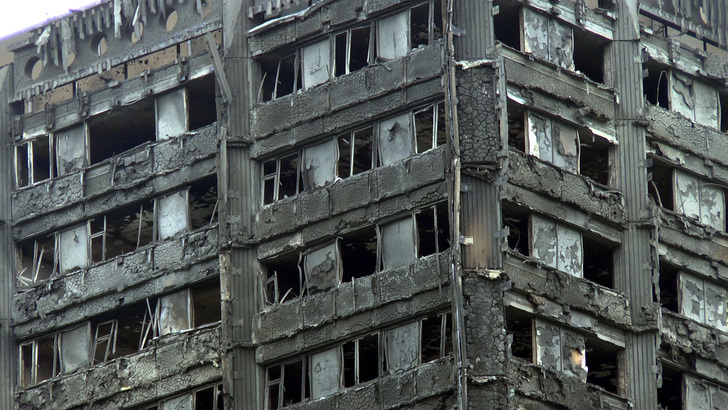 Grenfell Tower, oberste Stockwerke (16. Juni 2017). - Bild von ChiralJon - https://flickr.com/photos/69057297@N04/35353492476 [1], 
CC BY 2.0 [2], Link [3]

[1] https://flickr.com/photos/69057297@N04/35353492476
[2] http://creativecommons.org/licenses/by/2.0
[3] https://commons.wikimedia.org/w/index.php…