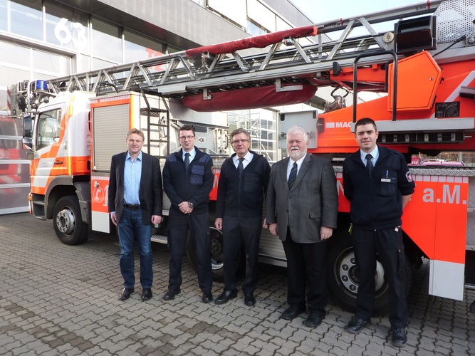 Brandschutz und energetische Sanierung — Thema beim Treffen führender Vertreter des Deutschen Energieberater-Netzwerks DEN e.V. und der Frankfurter Feuerwehr. Von links: Dipl.-Ing. Hinderk Hillebrands (Vorsitzender DEN), Dipl.-Ing. Michael Brückmann (Sachgebietsleiter Baugenehmigungsverfahren und Gefahrenverhütungsschau Feuerwehr Frankfurt/Main), Prof. Dipl.-Ing. Reinhard Ries (Direktor Branddirektion Frankfurt/Main), Dipl.-Ing. Dietmar Rieth (DEN-Landessprecher Rheinland-Pfalz), Frederik Stahl (Stellv. Sachratenleiter Sachverständiger der Feuerwehr für Vorbeugenden Brandschutz). - DEN - © DEN
