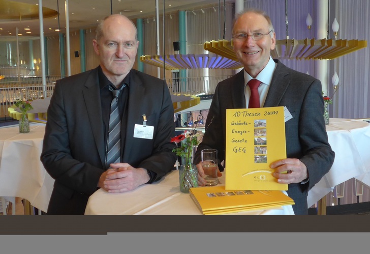 Wilfried Walther, e.u.[z], übergibt das GEG-Thesenpapier an Ministerialrat Peter Rathert, BMUB (links). - Heinz Dallmann