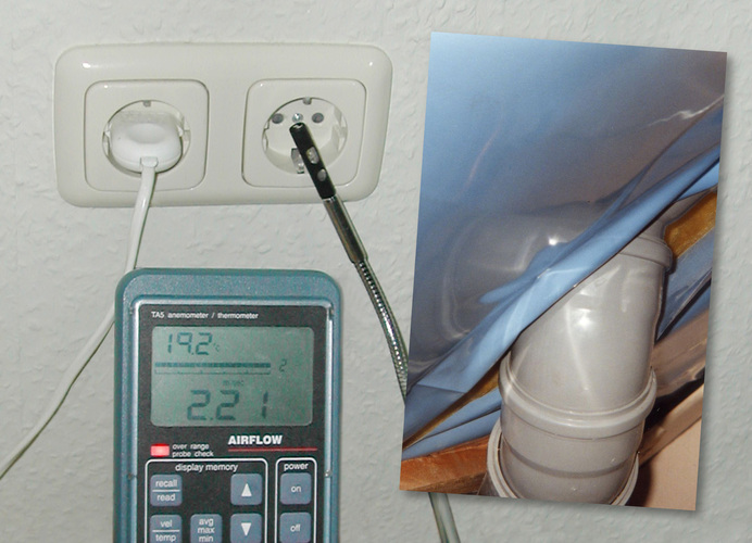 Steckdose als sekundäre Leckage: Häufig macht sich an Durchdringungen des Gipskartons Luftzug bemerkbar. Das kleine Bild zeigt die hierfür ursächliche, primäre Leckage — eine nicht verklebte Folie, die eigentlich als Luftdichtung dienen soll. - FLiB e.V.